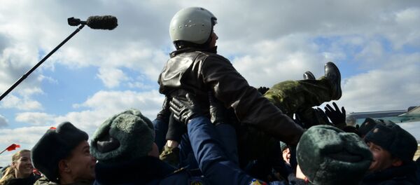 La bienvenida a los pilotos rusos que regresaron de Siria en la ciudad rusa de Vorónezh - Sputnik Mundo