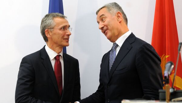 Secretario general de la OTAN, Jens Stoltenberg, y primer ministro de Montenegro, Milo Djukanovic (archivo) - Sputnik Mundo