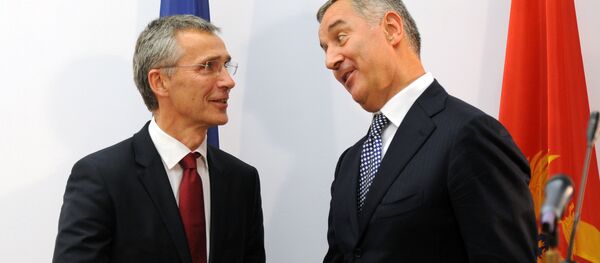 Secretario general de la OTAN, Jens Stoltenberg, y primer ministro de Montenegro, Milo Djukanovic - Sputnik Mundo