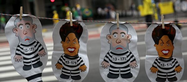 Muñecos inflables de la presidenta Dilma Rousseff y expresidente Lula da Silva - Sputnik Mundo
