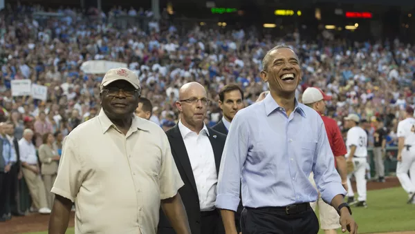 Barack Obama durante un partido de béisbol - Sputnik Mundo
