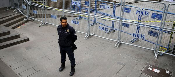 Un policía en el lugar del atentado en Ankara - Sputnik Mundo
