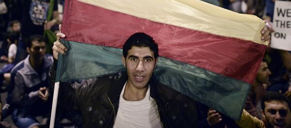 Hombre con una bandera del Partido kurdo de la Unión Democrática de Siria (archivo) - Sputnik Mundo