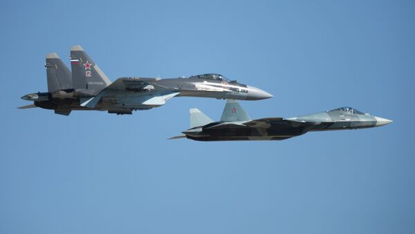 El Su-35 (izquierda) junto con el T-50 durante un vuelo de demostración - Sputnik Mundo