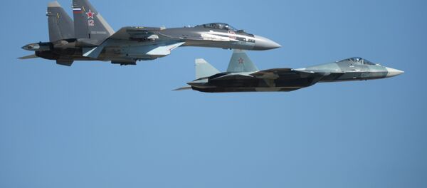 El Su-35 (izquierda) junto con el T-50 durante un vuelo de demostración - Sputnik Mundo