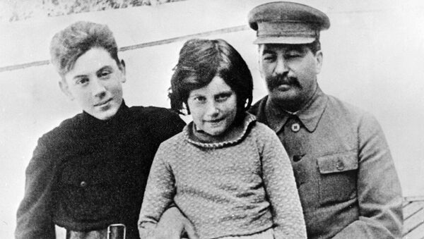 Stalin con sus hijos, Svetlana (la madre de Chrese Evans) y Vasili Stalin con sus hijos, Svetlana (la madre de Chrese Evans) y Vasili - Sputnik Mundo