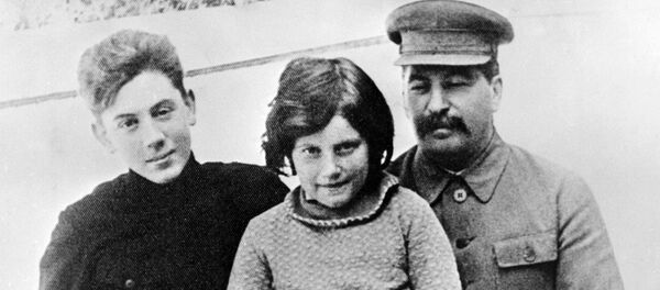Stalin con sus hijos, Svetlana (la madre de Chrese Evans) y Vasili - Sputnik Mundo