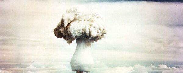Nube de hongo tras la explosión de una bomba nuclear - Sputnik Mundo