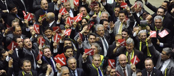 Los diputados de la oposición llevaban cintas de color verde y amarillo y tarjetas rojas con la inscripción '¡Impeachment ya!' - Sputnik Mundo