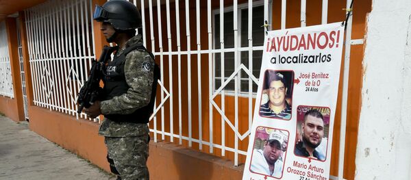 Pancarta con las imágenes de los jovenes desaparecidos en Tierra Blanca, México - Sputnik Mundo