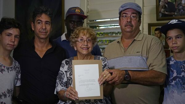 Ileana Yarza sosteniendo la carta del presidente de EEUU, Barack Obama Ileana Yarza sosteniendo la carta del presidente de EEUU, Barack Obama - Sputnik Mundo