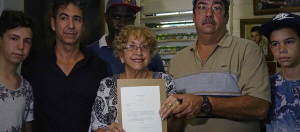 Ileana Yarza sosteniendo la carta del presidente de EEUU, Barack Obama Ileana Yarza sosteniendo la carta del presidente de EEUU, Barack Obama - Sputnik Mundo