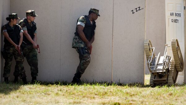 Unas maniobras con ayuda de robots (archivo) - Sputnik Mundo