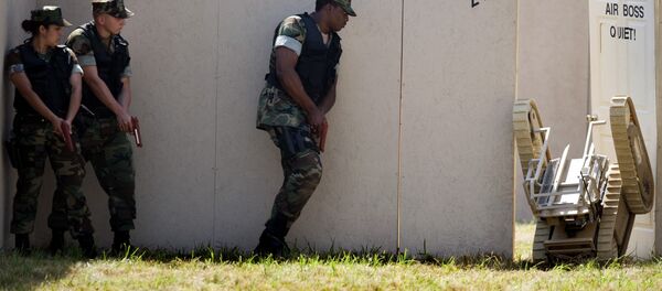 Unas maniobras con ayuda de robots (archivo) - Sputnik Mundo