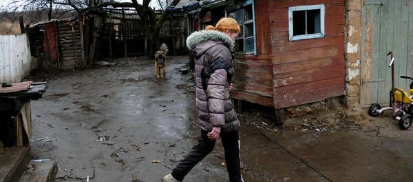 Una mujer en la región de Donetsk - Sputnik Mundo