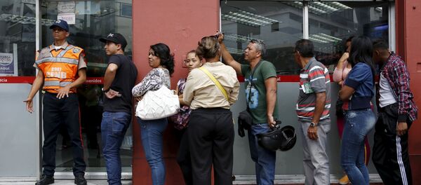 Venezolanos guardan turno frente a supermercado (archivo) - Sputnik Mundo