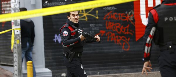Policías turcos en el lugar de la explosión en Estambul - Sputnik Mundo