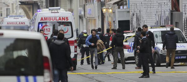 Policías y ambulancias en el lugar del atentado en Estambul - Sputnik Mundo