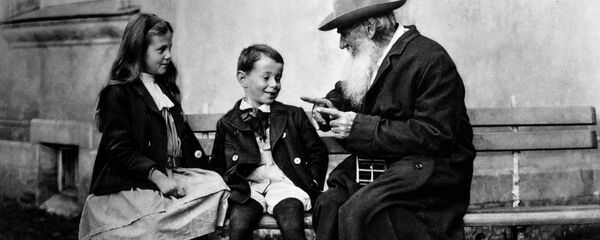 León Tolstói (dcha.) con sus nietos - Sputnik Mundo