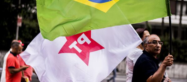 Simpatizantes de Rousseff y Silva se lanzan a las calles en apoyo a la presidenta - Sputnik Mundo