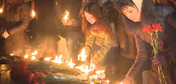 La gente de Rusia rinde homenaje a las víctimas del avión FlyDubai - Sputnik Mundo