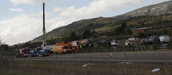 Emergency and rescue teams work at the scene of a traffic accident in Freginals, Spain - Sputnik Mundo