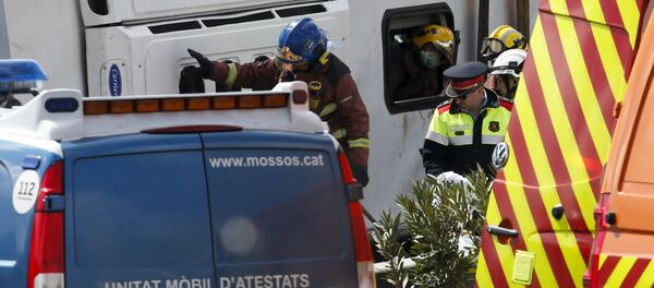 Socorristas catalanes en el lugar del accidente de autobús en España - Sputnik Mundo