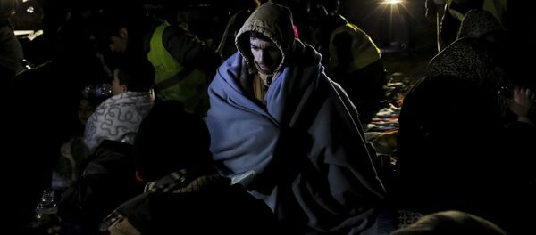 Un refugiado cerca de la ciudad de Mytilene en la isla griega de Lesbos - Sputnik Mundo