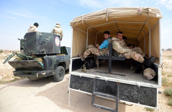 Los Halcones del desierto en la entrada de Palmira - Sputnik Mundo