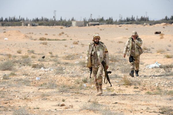 Los Halcones del desierto en la entrada de Palmira - Sputnik Mundo