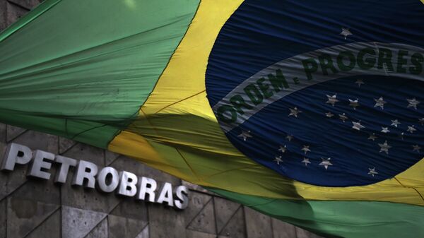 The Brazilian national flag flutters at the front of the headquarters of the Brazilian state oil giant Petrobras, in Rio de Janeiro, Brazil, on March 13, 2015 - Sputnik Mundo