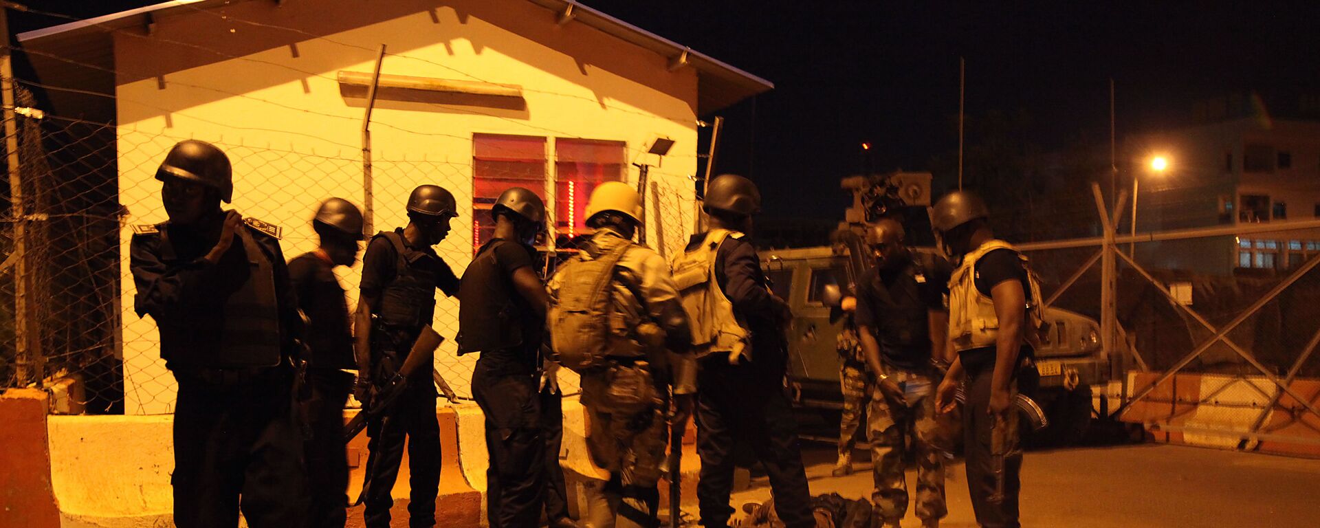 Soldiers stand next to the body of a suspected militant outside the European Union military mission’s entrance in Bamako, Mali, Monday, March 21, 2016. Soldiers stand next to the body of a suspected militant outside the European Union military mission’s entrance in Bamako, Mali, Monday, March 21, 2016. - Sputnik Mundo, 1920, 20.06.2022