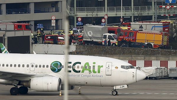 Equipos de rescate en el lugar de las explosiones en el aeropuerto de Zaventem, Bruselas Equipos de rescate en el lugar de las explosiones en el aeropuerto de Zaventem, Bruselas - Sputnik Mundo