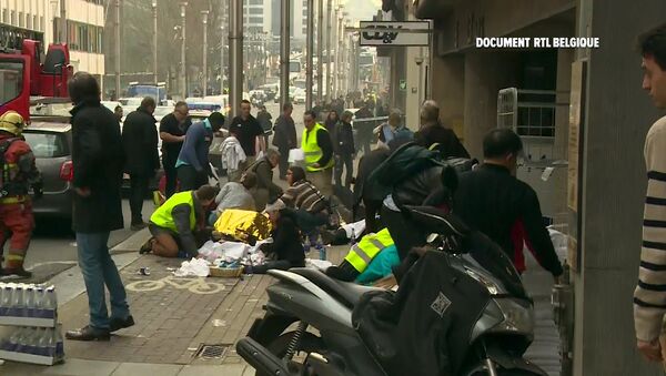 Socorristas cerca de la estación de metro Maelbeek - Sputnik Mundo