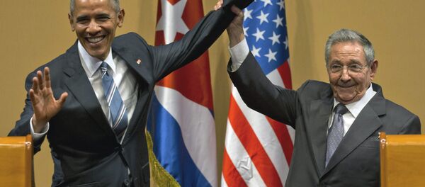 Raúl Castro, presidente cubano, levanta la mano de Barack Obama, presidente de EEUU - Sputnik Mundo