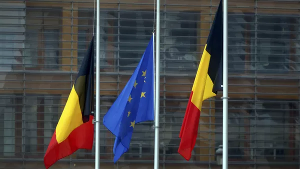Las banderas de Bélgica y la UE a media asta tras los atentados en Bruselas - Sputnik Mundo