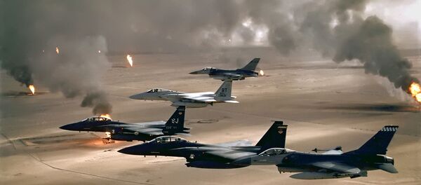 USAF aircraft of the 4th Fighter Wing (F-16, F-15C and F-15E) fly over Kuwaiti oil fires, set by the retreating Iraqi army during Operation Desert Storm in 1991 USAF aircraft of the 4th Fighter Wing (F-16, F-15C and F-15E) fly over Kuwaiti oil fires, set by the retreating Iraqi army during Operation Desert Storm in 1991 - Sputnik Mundo