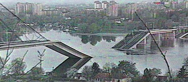 Imagen de televisión serbia muestra un puente sobre el Danubio que fue destruido por aviones de la OTAN en abril de 1999. - Sputnik Mundo