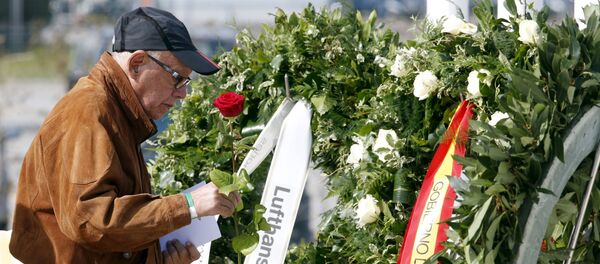 Un hombre rinde homenaje a las víctimas del vuelo de Germanwings Barcelona-Düsseldorf - Sputnik Mundo