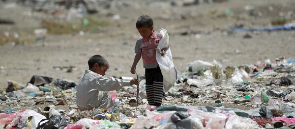 Niños yemeníes entre la basura en Saná - Sputnik Mundo