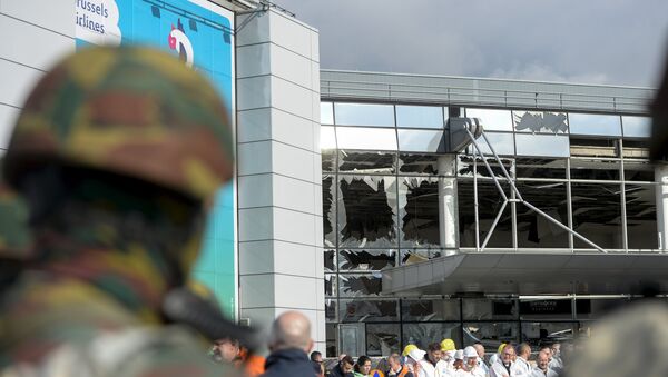 Las ventanas rotas en uno de los terminales del aeropuerto Zaventem en Bruselas - Sputnik Mundo