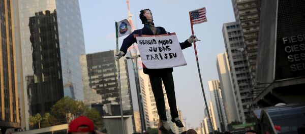 Una efigie que representa el juez federal Sergio Moro Una efigie que representa el juez federal Sergio Moro - Sputnik Mundo