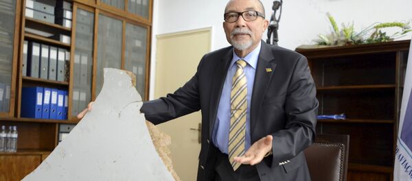 Comandante Joao Abreu, jefe del Instituto de la Aviación Civil de Mozambique, con una parte de los restos del MH370 - Sputnik Mundo