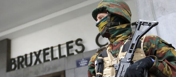 Un policía en Bruselas, Bélgica - Sputnik Mundo