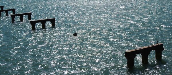 Las consecuencias del choque del buque turco contra la estructura auxiliar para el puente a Crimea - Sputnik Mundo