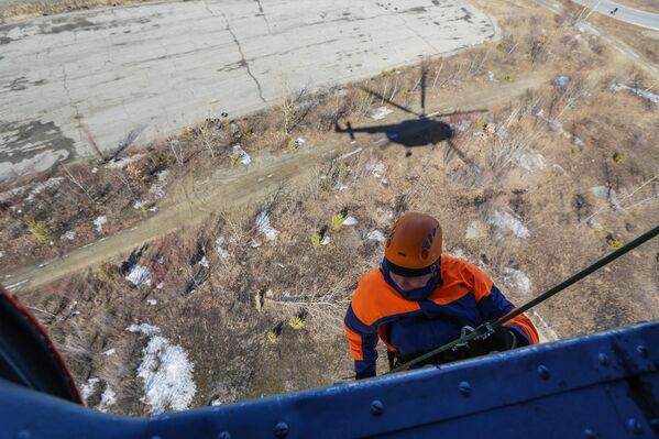 Maniobras de los socorristas del Ministerio de Emergencias de Rusia - Sputnik Mundo