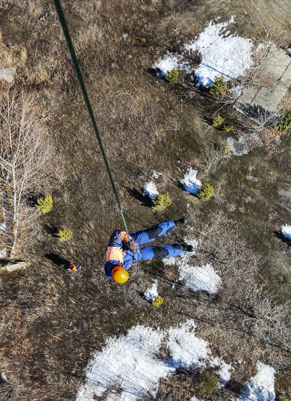 Maniobras de los socorristas del Ministerio de Emergencias de Rusia - Sputnik Mundo