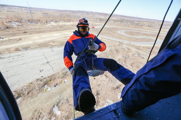 Maniobras de los socorristas del Ministerio de Emergencias de Rusia - Sputnik Mundo