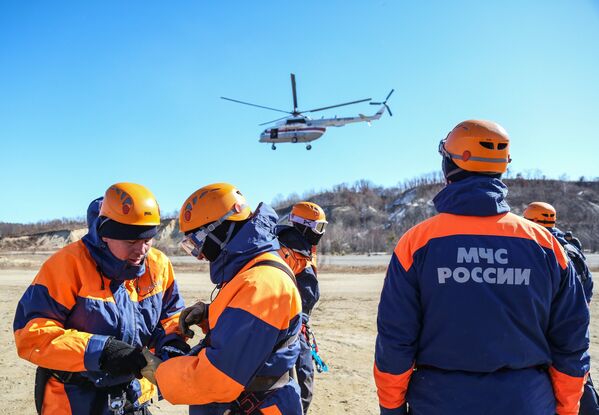 Maniobras de los socorristas del Ministerio de Emergencias de Rusia - Sputnik Mundo