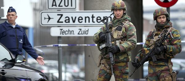 Soldados belgas en el aeropuerto de Bruselas, donde se produjeron dos explosiones el 22 de marzo de 2016 Soldados belgas en el aeropuerto de Bruselas, donde se produjeron dos explosiones el 22 de marzo de 2016 - Sputnik Mundo
